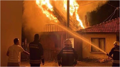 Yatsı namazına giden adamın evi alev alev yandı