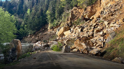 Giresun’da heyelan paniği! Yol ulaşıma kapandı