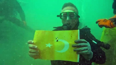 Denizin dibinde Türk bayrağı hassasiyeti! Alıp cebine koydu