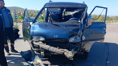 Tavşanlı'da karavan ile minibüs çarpıştı: 1 yaralı