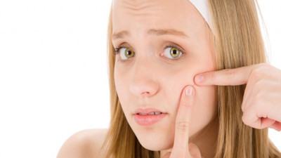 Sivilceye yol açan üç gıda! Masum görünen besinler cildi haritaya çeviriyor