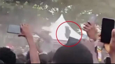 Kenya Devlet Başkanı Ruto’ya mitingde ayakkabılı saldırı! Korumalar alarm durumuna geçti