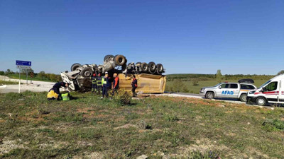 Bilecik'te korku dolu anlar! Kontrolden çıkan tır devrildi