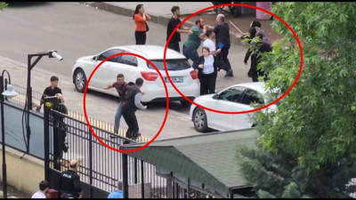 Adliye önünde sopalı, tekmeli ve yumruklu kavga kamerada