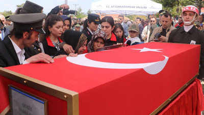 Şehide memleketinde son veda: 4 yaşındaki Alya babasını asker şapkasıyla uğurladı!