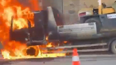 Forklift taşıyan kamyon alev alev yandı