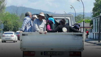 Kamyonet kasasında tehlikeli yolculuk! Can güvenliğini hiçe saydılar