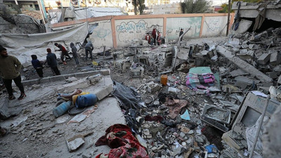 İsrail, Gazze’de Filistinlilerin sığındığı okulu vurdu: 20 ölü