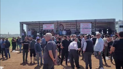 Soğan üreticileri düşük alım fiyatlarını ve artan maliyetleri soğanlarını dökerek protesto etti