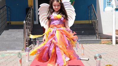 Miniklerden atık defilesi! Çöp poşetinden kıyafet tasarladılar