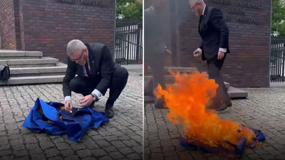 Cumhurbaşkanı adayı bayrağa ayaklarını sildi, sonra da ateşe verdi!