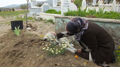 Garip’in vefası köyü ağlattı! Nuri Amca’nın mezarından ayrılmıyor