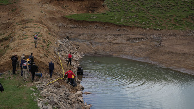 Jandarma göletteki cesedin sırrını araştırıyor