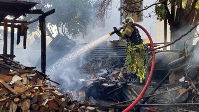 Kocaeli'nde binaların arasındaki odunluk alev alev yandı