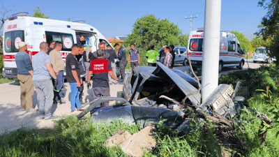 Elektrik direğine çarpan Tofaş hurdaya döndü