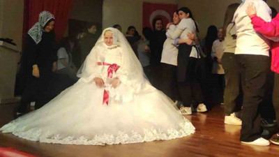 65’inde gelinlik giydi! Unutulmaz anlar yaşattılar