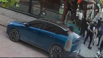 Tekmeler ve yumruklar havada uçtu: Meydan savaşı kameraya böyle yansıdı