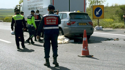 TEM'de korkutan kaza! Cip, kamyona çarptı: Yaralılar var
