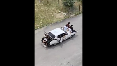 Adana’da trafikte skandal: Çocuklar bagaja ve kaputta sığmadı