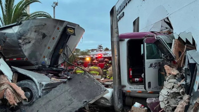 Starbucks’a TIR çarptı