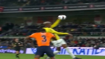 Başakşehir- Fenerbahçe maçı sürerken isyan: Voleybol Federasyonu'nu etiketlediler