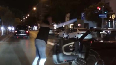 Lüks aracından kılıcını çekerek indi! Trafikte korku dolu anlar!