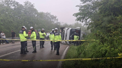 Öğrencileri taşıyan tur otobüsü otomobille çarpışarak devrildi: 2’si ağır çok sayıda yaralı var