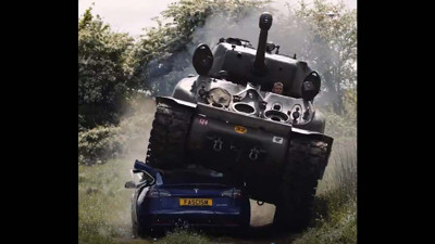 Milyarlık arabayı tankla ezdi! Tankla gelen mesaj