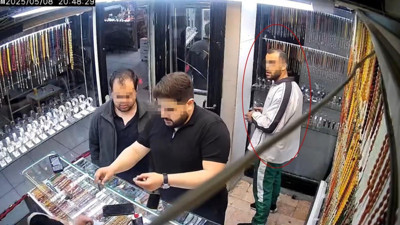 Fiyatını sorduğu saati çaldı