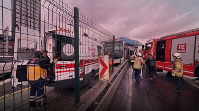 İstanbul'da korkutan kaza! İki metrobüs çarpıştı