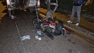 Motosiklet, park halindeki 10 tonluk iş makinesine çarptı