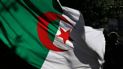 Cezayir 2 Fransız görevliyi sınır dışı etti