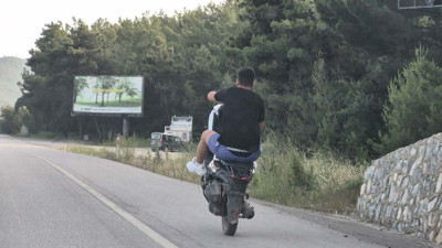 Otoyolda motosikletçi yürekleri ağza getirdi