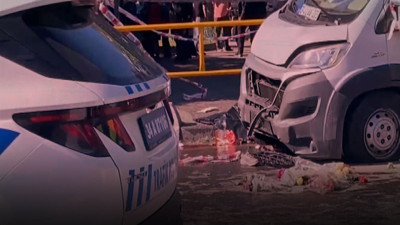 İstanbul'da minibüs yayaların arasına dalmıştı... Korkunç kazanın görüntüleri ortaya çıktı!