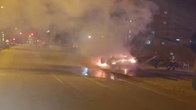 Besni’de park palindeki otomobil alev alev yandı!