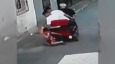 Akıllara durgunluk veren savunma: 8 yaşındaki çocuğu 'şaka amaçlı' sokakta sürüklemişler