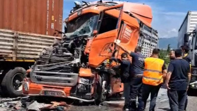 Sakarya'da zincirleme kaza! 4 araç birbirine girdi... Yaralılar var