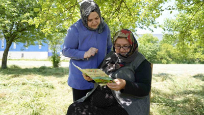 Kursa gitmeye fırsat yok! Bahçesinde okuma yazma öğreniyor