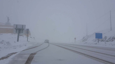 İlkbaharda kar şoku! Lapa lapa kar yağıyor: Sürücüler hazırlıksız yakalandı