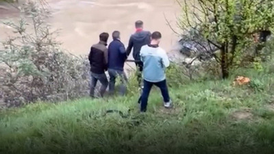 Gümüşhane’de feci kaza! Hafif ticari araç dereye devrildi