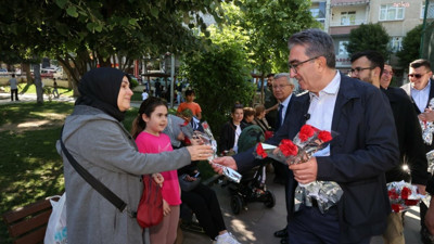 Bayrampaşa Belediye Başkanı Anneler Günü'nde karanfil dağıttı