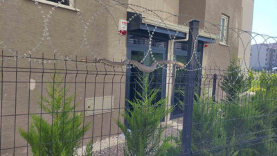 Sitede panik anlar! 1,5 metre boyundaki yılan korkuttu