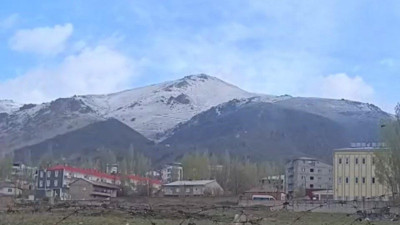 Mayıs’ta kar sürprizi: Başkale’nin dağları beyaza büründü!