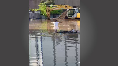 Şantiyede sel paniği! Operatör suya daldı