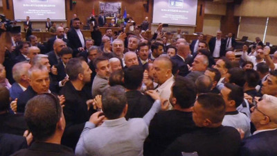 AKP'li üye başkanın üzerine yürüdü! Bursa Büyükşehir Belediye Meclisi’nde yüksek tansiyon