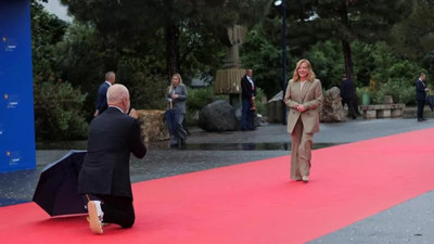Liderler toplasında başbakan bir anda dizlerinin üstüne çöktü! Kimse bunu beklemiyordu