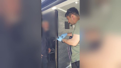 Dilencinin üzerinden GPS cihazı çıktı