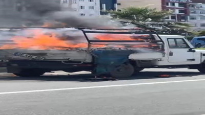 Artvin’de seyir halindeki kamyonun kasasındaki kartonlar alev aldı