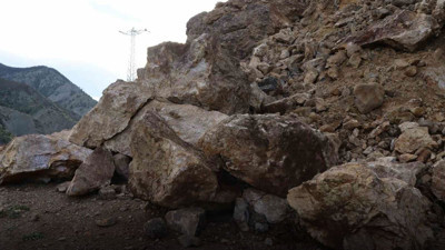 Erzurum'da heyelan paniği! Dağdan kopan dev kayalar yola düştü