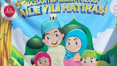 AKP'nin kalesinde kriz yaşatan afiş! Aile yılında anne ve kızına başörtü, baba ile oğluna takke giydirdiler...